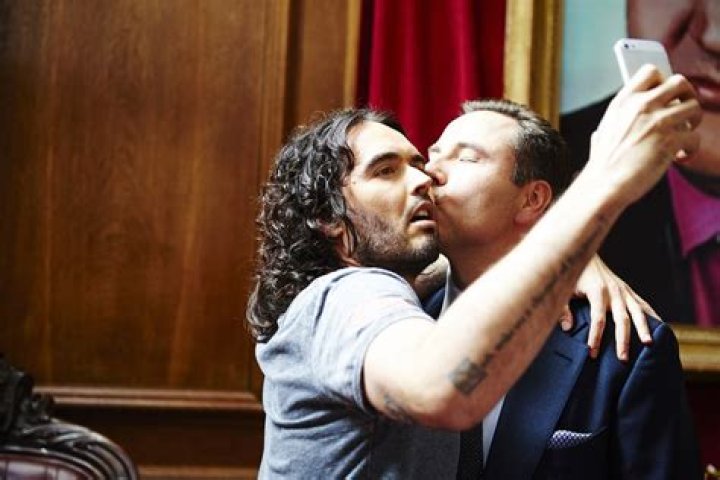 Pucker up: David Walliams plants a kiss on Russell Brand for a Comic Relief selfie | London Evening Standard